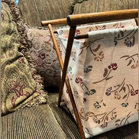 Vintage Folding Sewing Knitting Basket Stand Yarn Bag Caddy Floral 1 owner - Picture 3 of 6